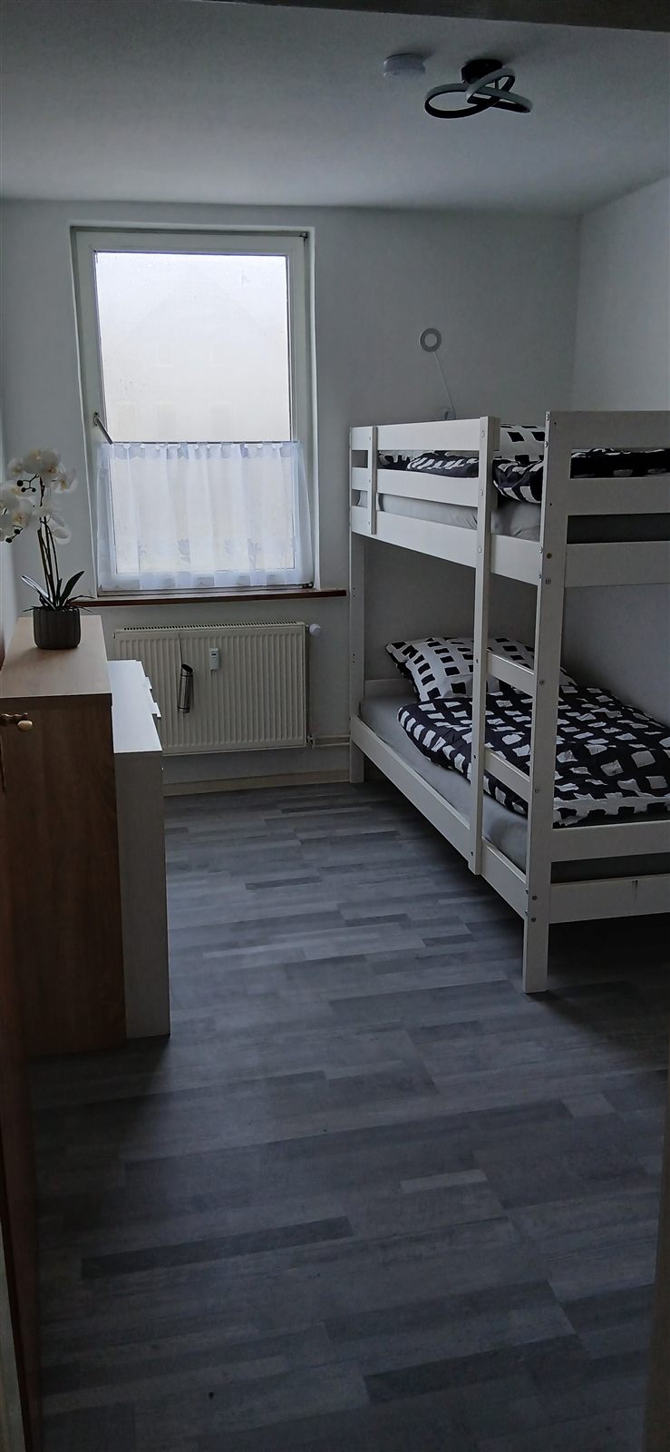 Kinderzimmer mit Etagenbett und Fenster