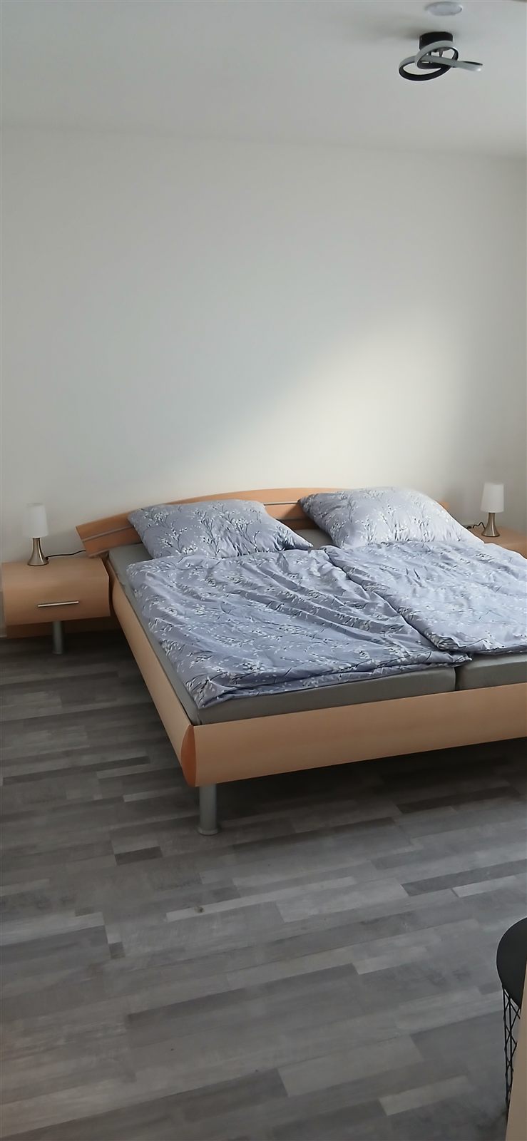 Schlafzimmer mit Doppelbett und Nachttischen