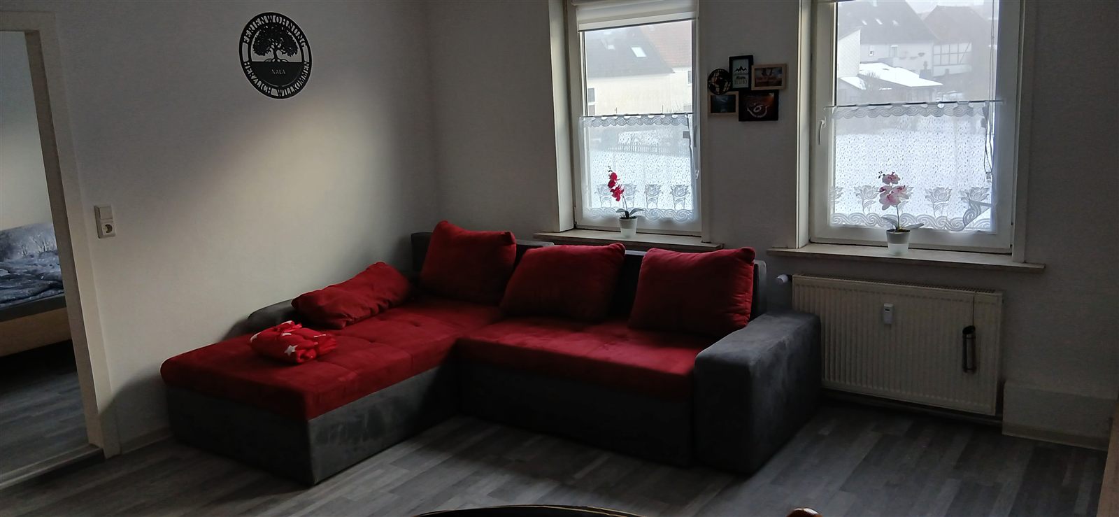 Sitzbereich im Wohnzimmer mit rotem Sofa
